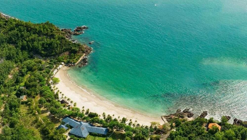 Bãi biển Nhũ Tiên nằm ngay gần sân bay Cam Ranh và cách trung tâm thành phố Nha Trang khoảng 10km. Thuộc địa phận thôn Phước Hạ, xã Phước Đồng, TP. Nha Trang, tỉnh Khánh Hòa, Nhũ Tiên là một trong số ít các bãi tắm đẹp trên đất liền và mới được đưa vào khai thác du lịch nên vẫn còn giữ nguyên nét hoang sơ quyến rũ. Với bãi cát trắng mịn màng, làn nước biển xanh ngọc trong vắt và những hàng dừa xanh mát rì rào, Nhũ Tiên hiện lên như một bức tranh thủy mặc yên bình.